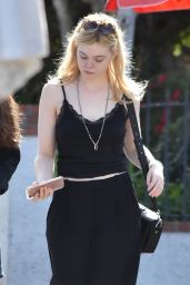 Elle Fanning With Her Mother - Los Angeles 12/11/2017