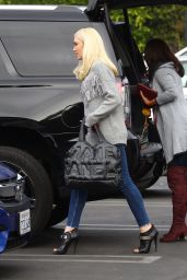 Gwen Stefani Casual Style - Out in Los Angeles 12/10/2017