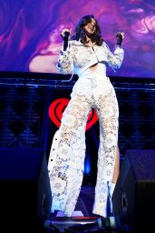 Hailee Steinfeld – Performs Live at Jingle Ball 2017 in San Jose