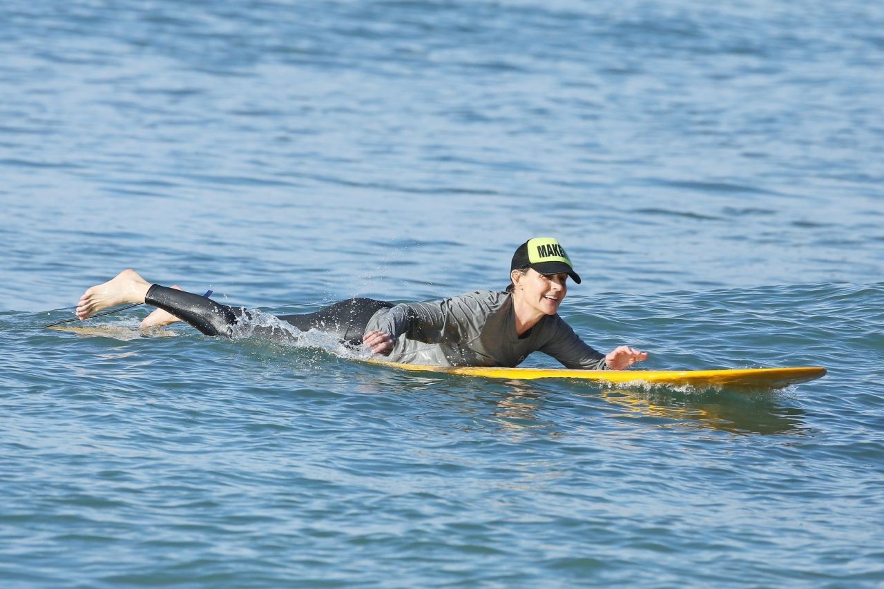 Helen Hunt Candids - Surfing in Hawaii 12/19/2017 • CelebMafia