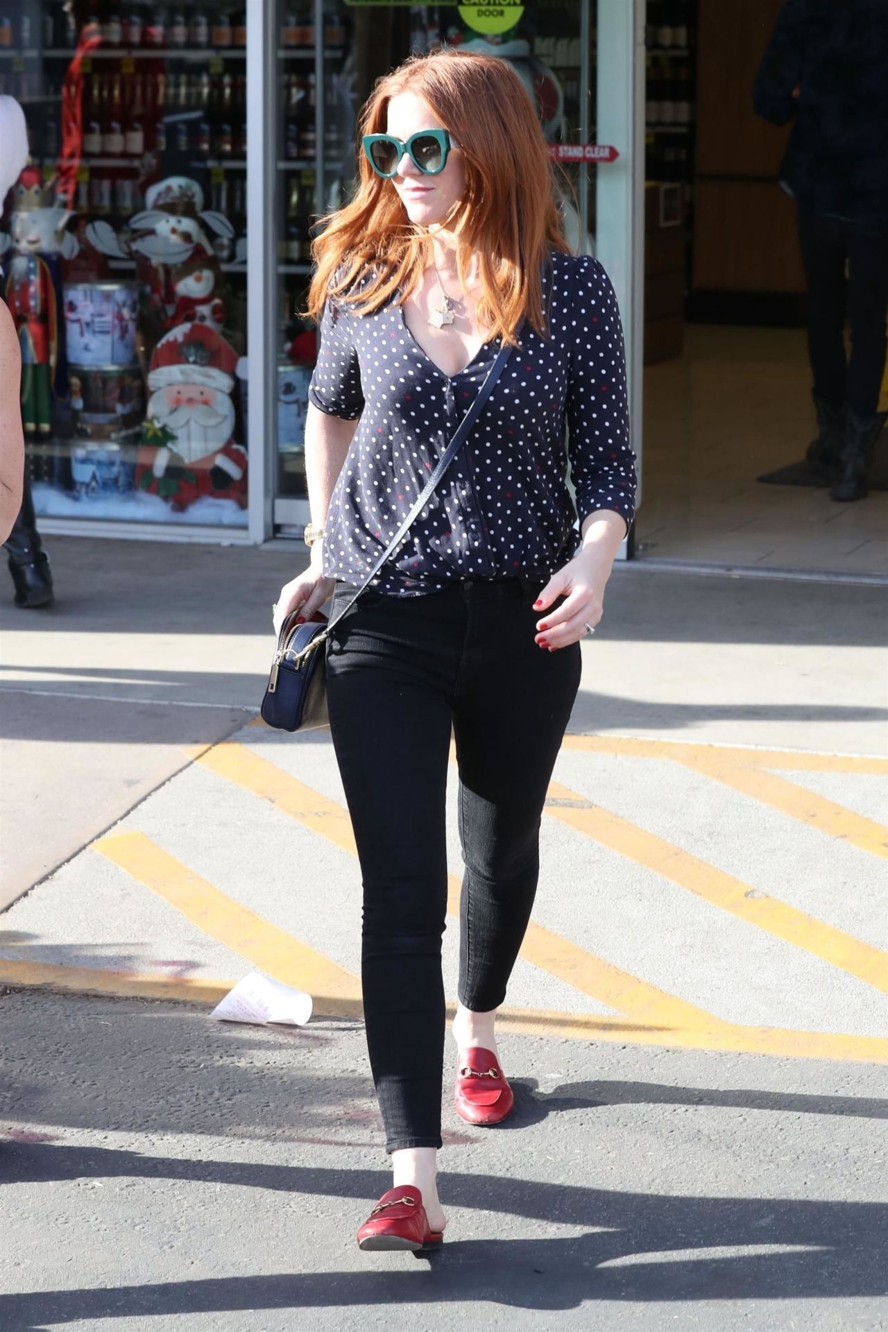 Isla Fisher Casual Style - Shopping in Beverly Hills 12/08/2017