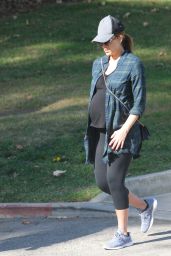 Jessica Alba Take a Stroll in Los Angeles