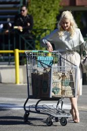Julianne Hough With Her Mother Mari Anne Stocks Up on Food for Christmas Dinner