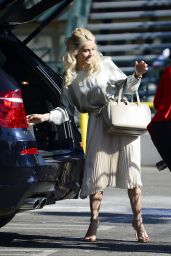 Julianne Hough With Her Mother Mari Anne Stocks Up on Food for Christmas Dinner