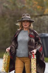 Kate Moss Delivers Festive Gifts to Neighbours