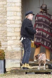 Kate Moss Delivers Festive Gifts to Neighbours