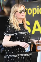 Kirsten Dunst - Grabs Two Coffees To-Go From Alfred