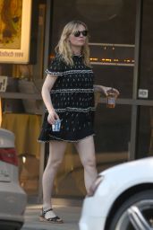 Kirsten Dunst - Grabs Two Coffees To-Go From Alfred