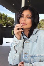 Kylie Jenner - Social Media 12/02/2017