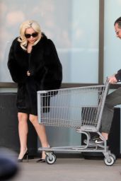 Lady Gaga - Shopping Cart Ride in Malibu 12/21/2017