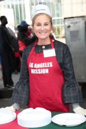Maureen McCormick – Los Angeles Mission Serves Christmas to the Homeless
