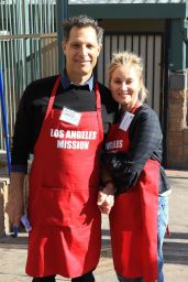 Maureen McCormick – Los Angeles Mission Serves Christmas to the Homeless