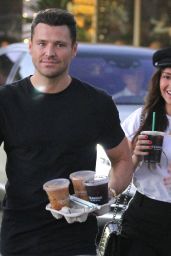 Michelle Keegan Stop for Some Iced Coffees at Teavana in Los Angeles