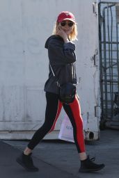 Natalia Dyer - Shopping at Bristol Farms in Beverly Hills 12/07/2017