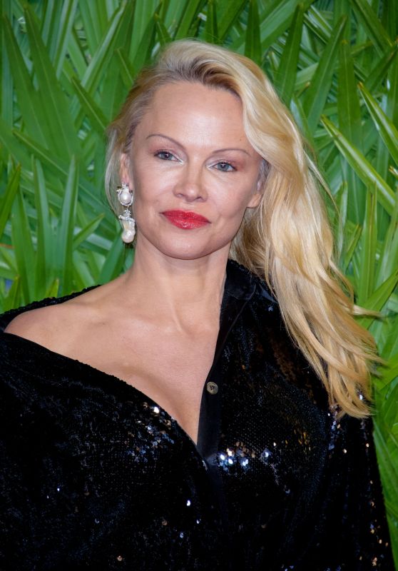 Pamela Anderson – Fashion Awards 2017 in London