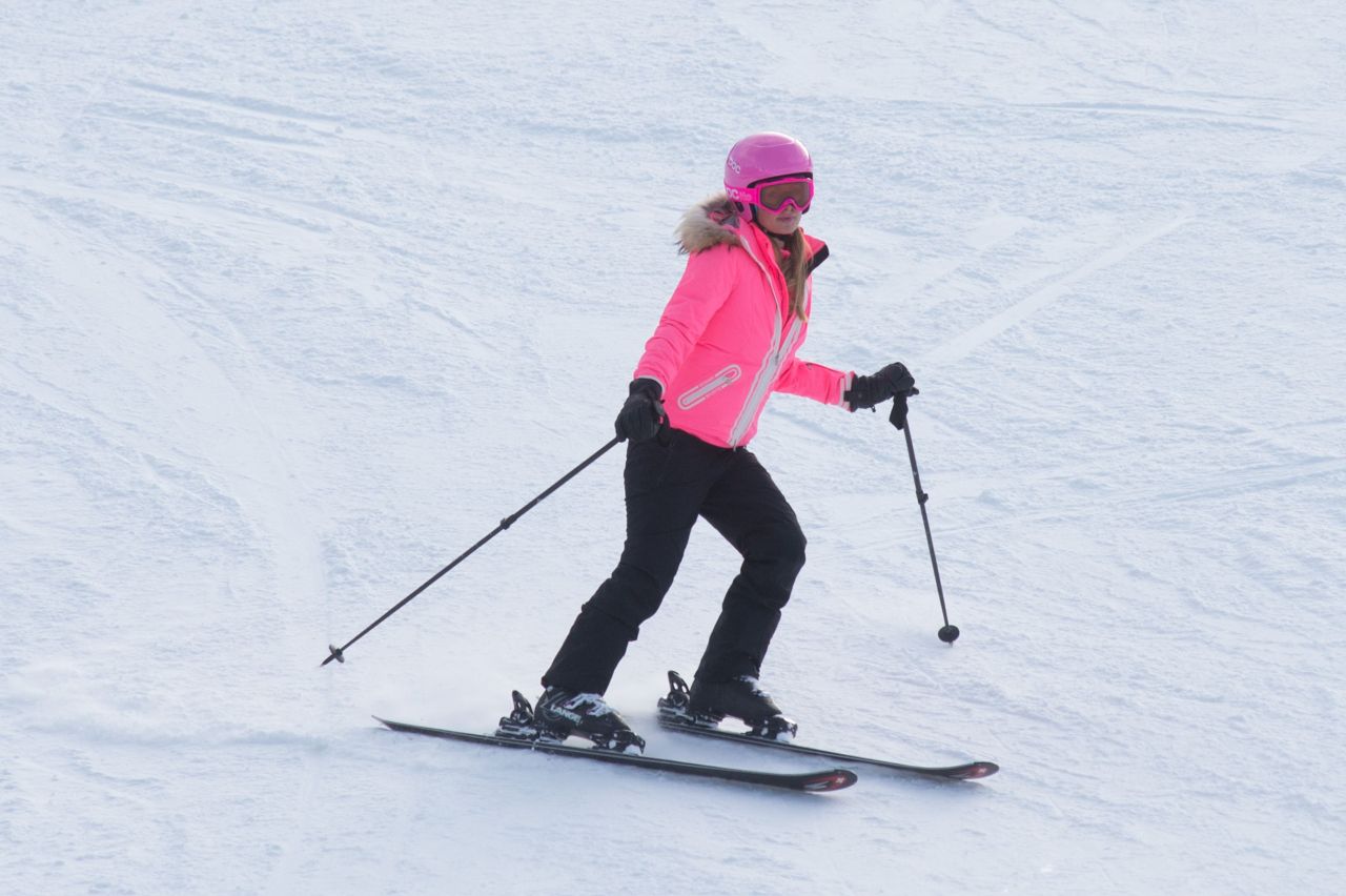 Как переводится skiing