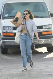 Phoebe Tonkin - Picks up flowers at the Farmers Market in Los Angeles