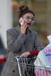 Sarah Hyland - Leaves The Container Store in Los Angeles