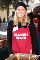 Torrie Wilson – Los Angeles Mission Serves Christmas to the Homeless