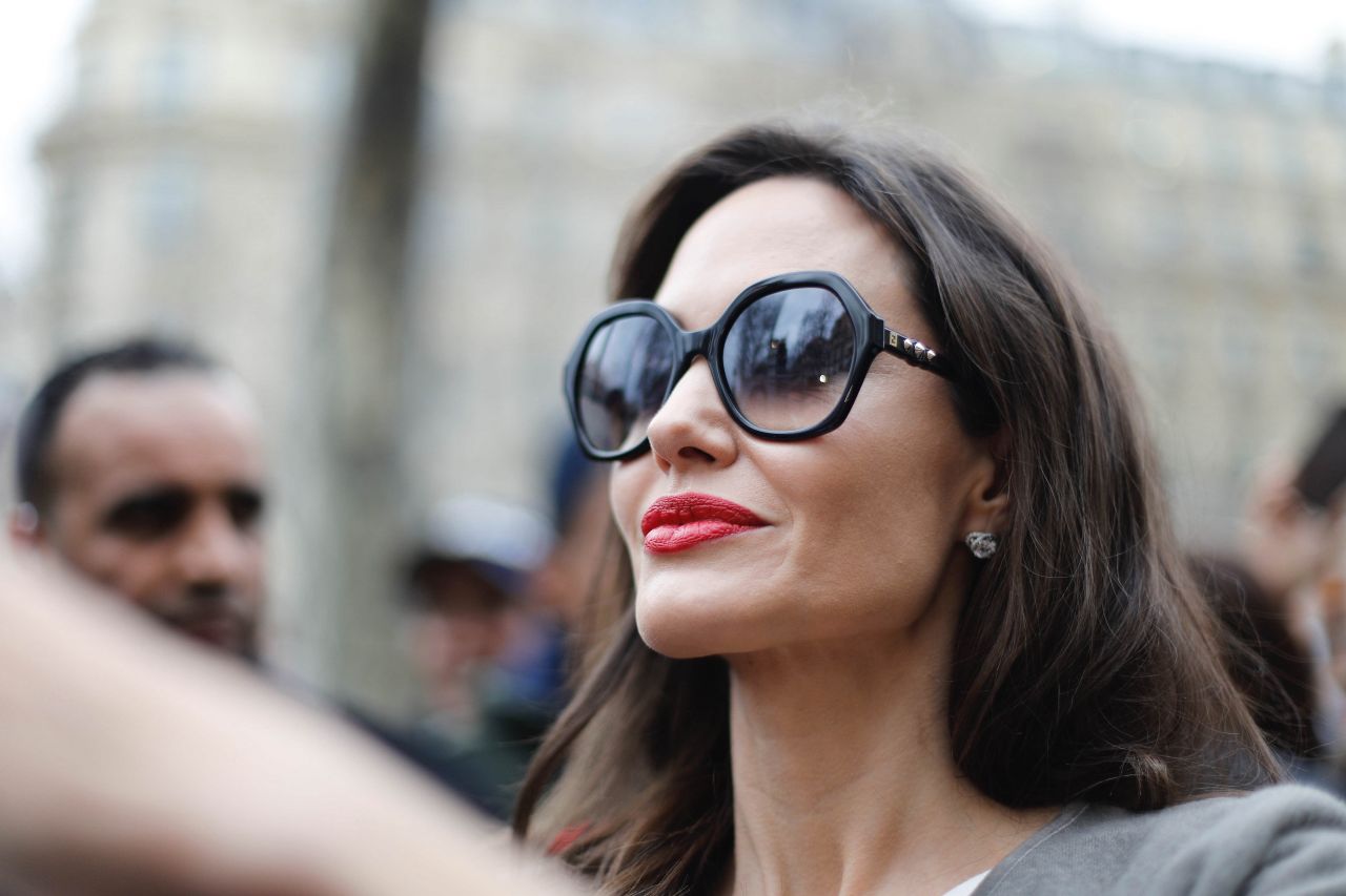 https://celebmafia.com/wp-content/uploads/2018/01/angelina-jolie-goes-to-guerlain-perfumes-shop-on-the-champs-elysees-in-paris-4.jpg