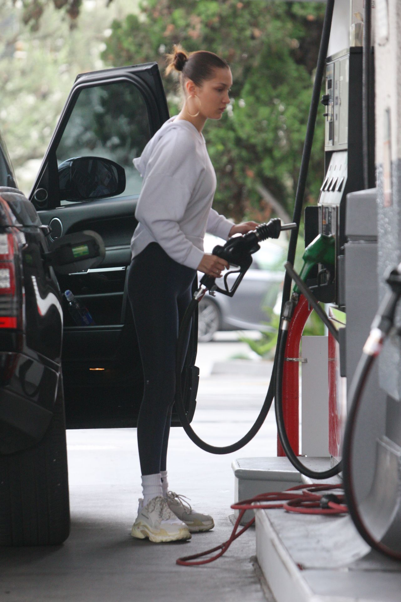 Bella Hadid Street Style - Pumping Gas at the Gas Station in Beverly Hills1280 x 1920