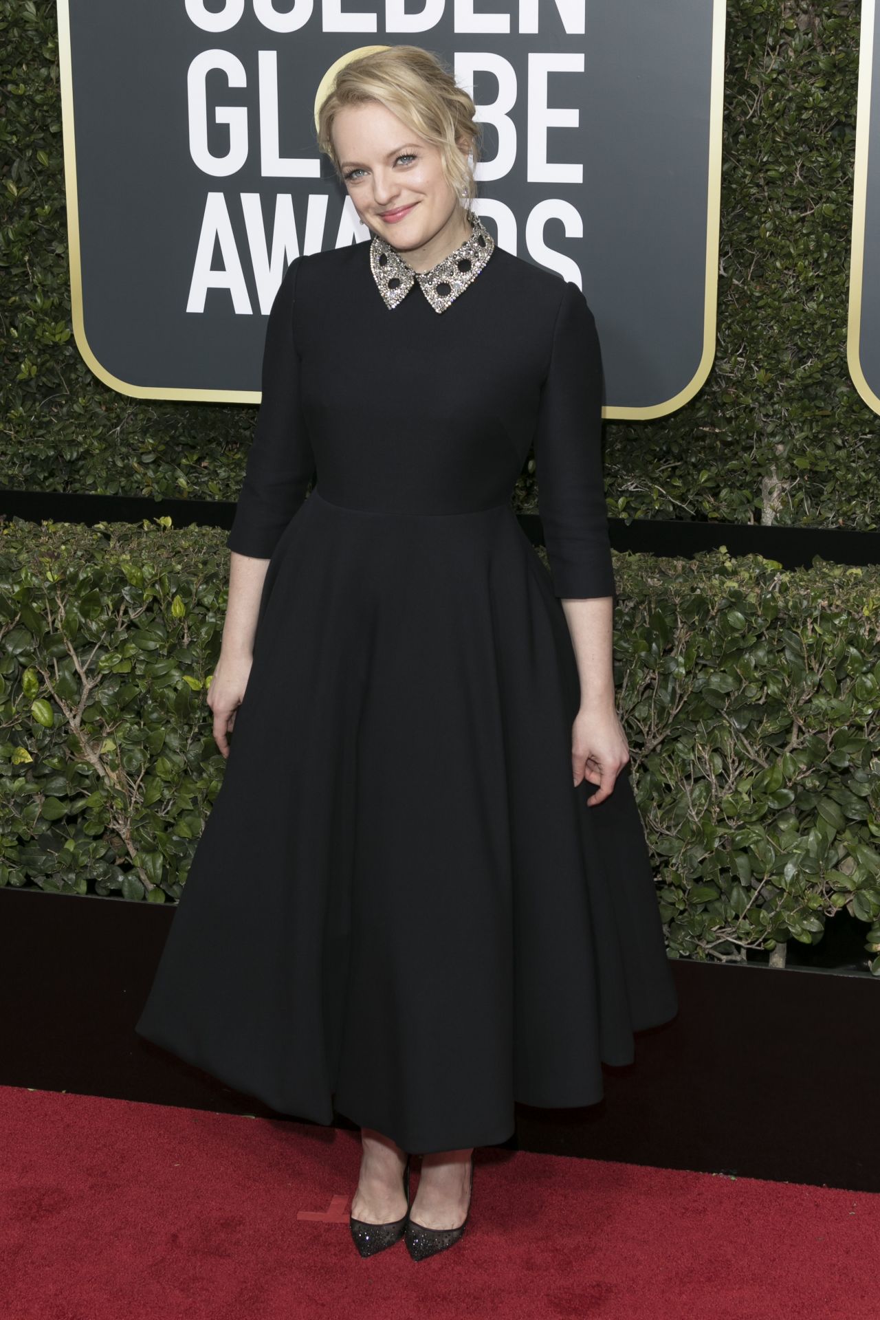 Elisabeth Moss - Golden Globe Awards 2018 • CelebMafia