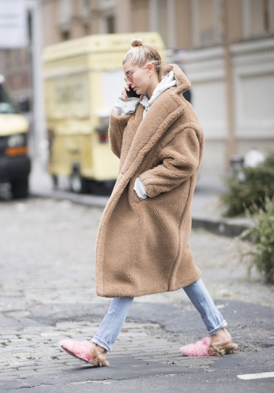 Hailey Baldwin in a Beige Oversized Coat and Slippers - Manhattan 01/16/2018