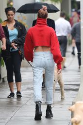 Hailey Baldwin in Urban Outfit Out for a Coffee in Los Angeles