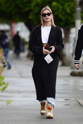 Hailey Baldwin Street Fashion - Out in Los Angeles, CA 01/09/2018