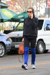 Jennifer Garner Street Style - Meets Up With Friends For a Coffee Date