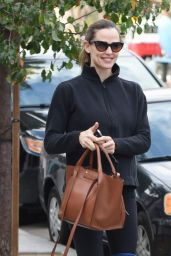 Jennifer Garner Street Style - Meets Up With Friends For a Coffee Date