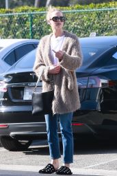 Jennifer Lawrence in Casual Outfit Shopping in Beverly Hills