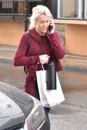 Julianne Hough Chats on Her Phone - Los Angeles 01/09/2018