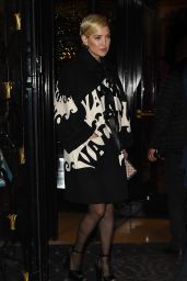 Kate Hudson arrives at Valentino Fashion Show in Paris 01/24/2018
