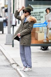 Katie Holmes - Waving for the bus at a Bus stop at 5av in NYC
