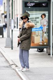 Katie Holmes - Waving for the bus at a Bus stop at 5av in NYC
