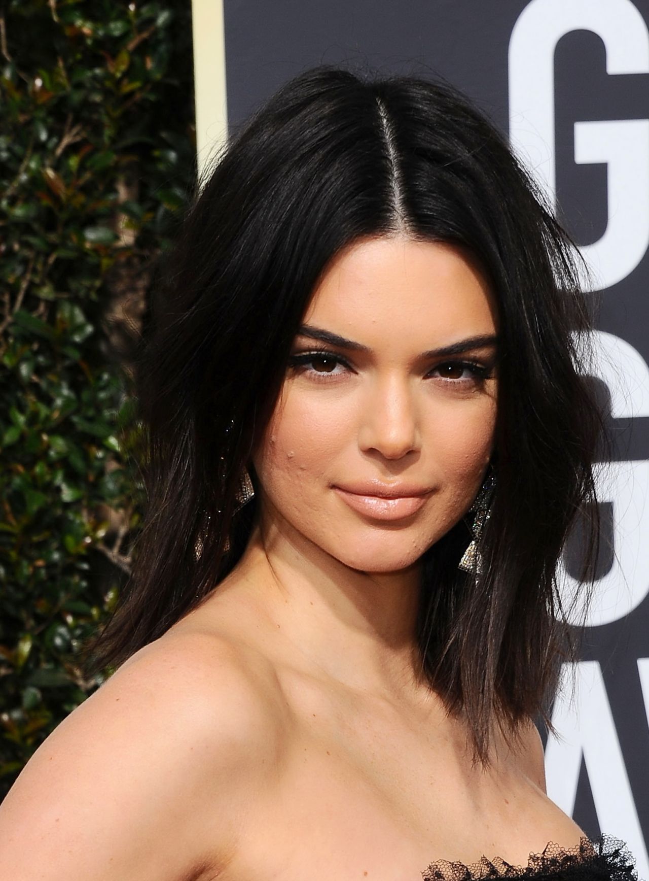 Kendall Jenner - Golden Globe Awards 2018 • CelebMafia