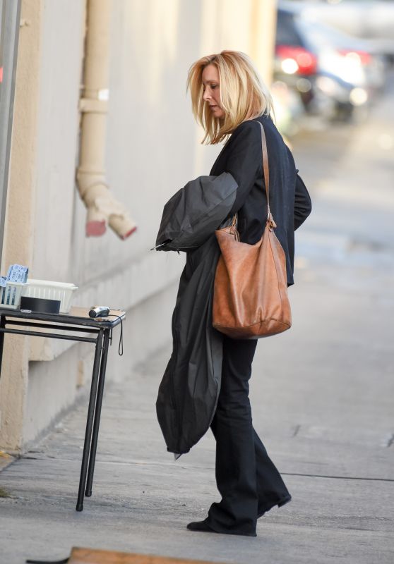 Lisa Kudrow - Heading to the Jimmy Kimmel Live in Los Angeles