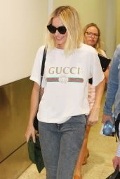 Margot Robbie in Casual Outfir Arriving in Sydney