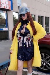 Phoebe Price in Yellow - Shopping in the 90210
