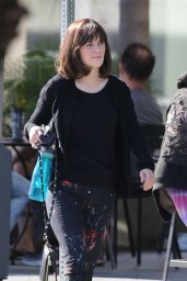 Zooey Deschanel Sports a New Haircut - Out in Los Angeles 01/25/2018