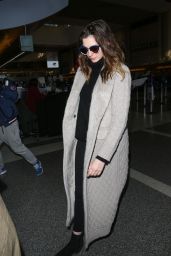 Anne Hathaway Flight out of Los Angeles at LAX 02/25/2018