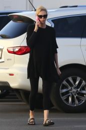 Charlize Theron Chats on the Phone - Van Nuys 02/20/2018