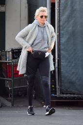 Elizabeth Banks Has New Bleached Blonde Hair - Studio City 02/25/2018