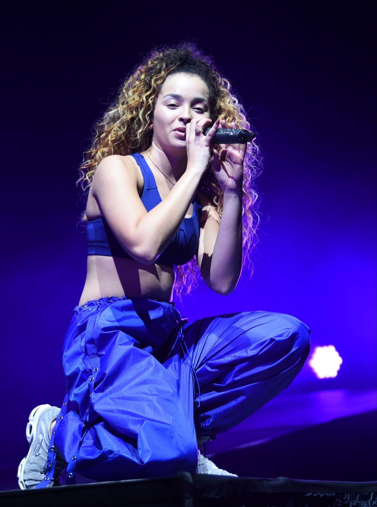 Ella Eyre Performs Live at The First Direct Arena in Leeds • CelebMafia