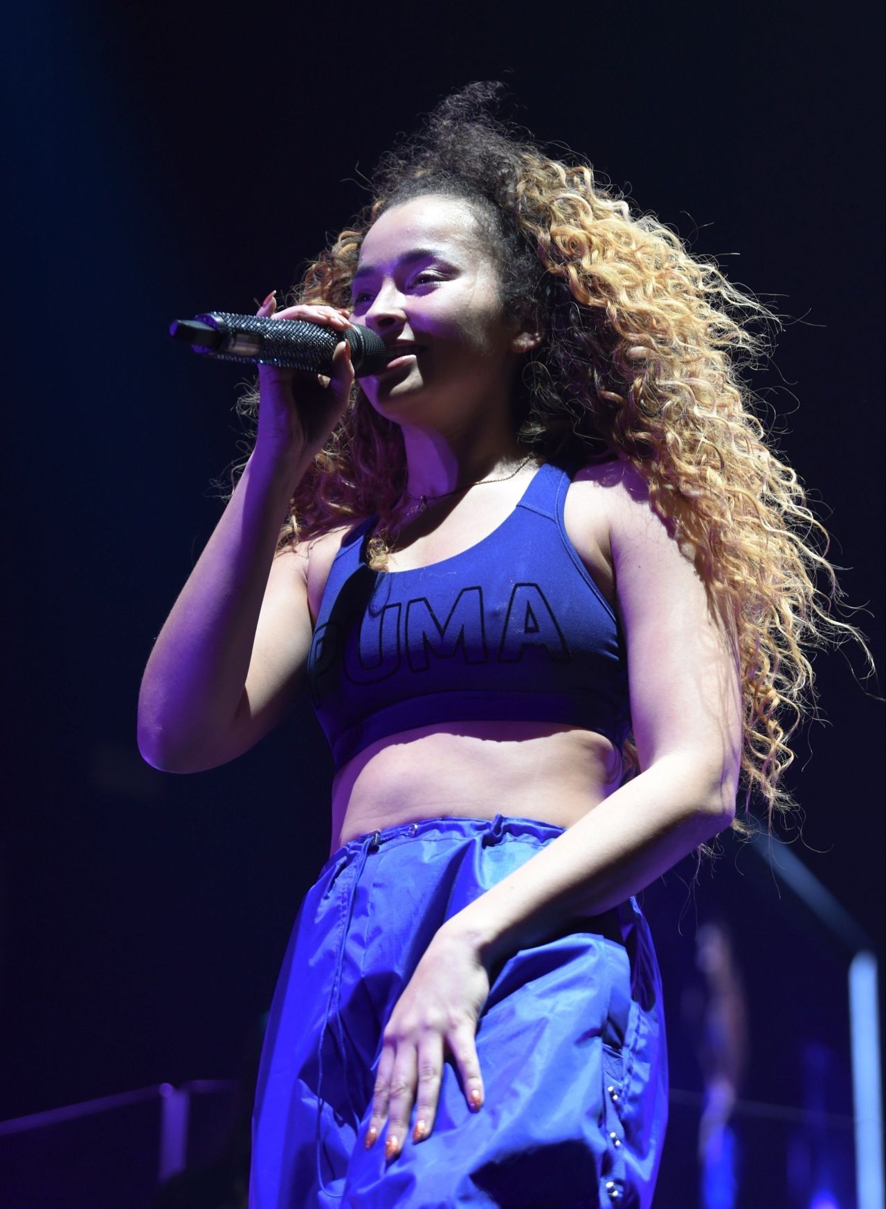 Ella Eyre Performs Live at The First Direct Arena in Leeds • CelebMafia