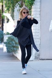 Goldie Hawn - Shops for Home Goods in Brentwood 02/24/2018