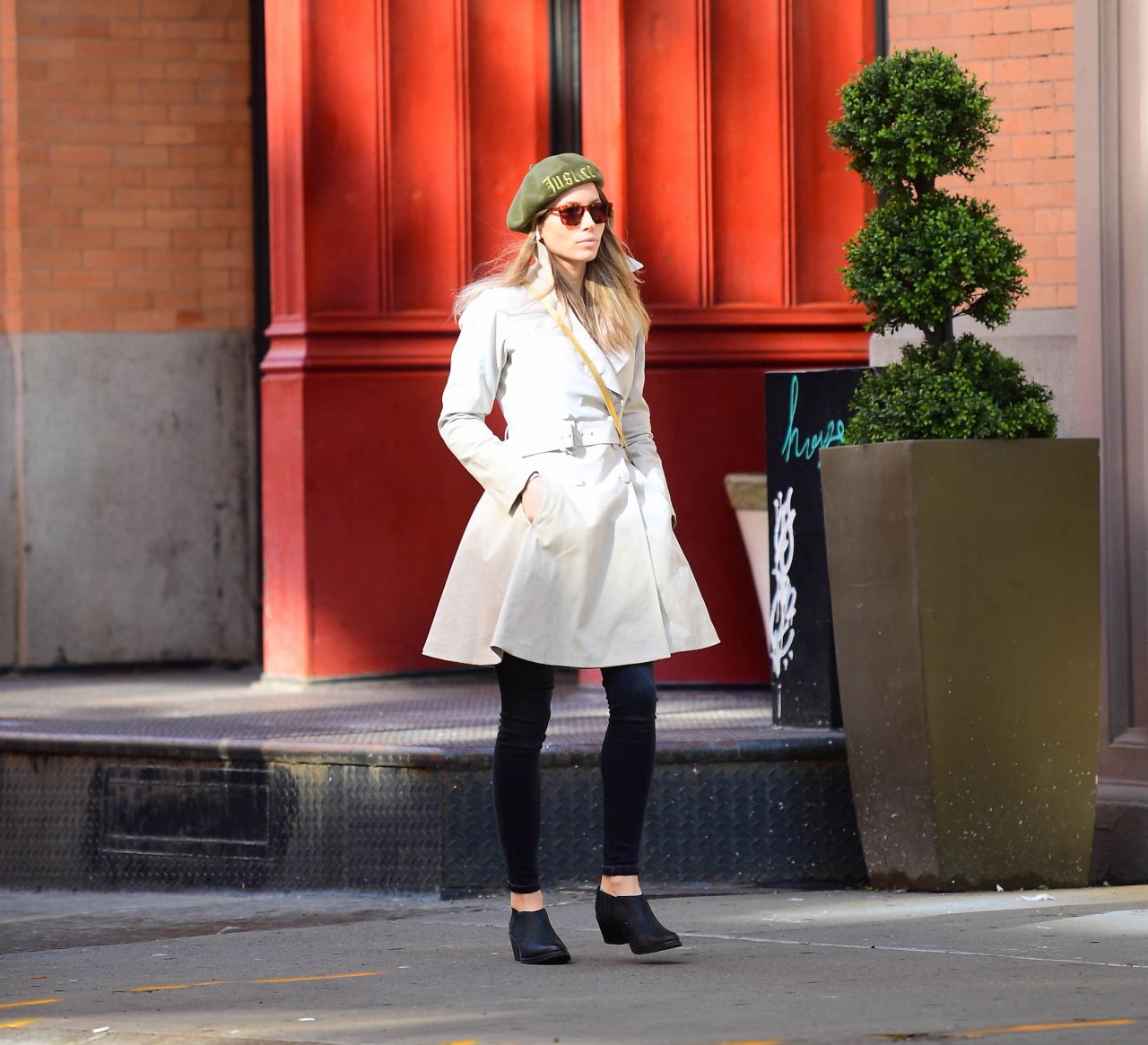 Jessica Biel Stroll around Her Tribeca Neighborhood • CelebMafia