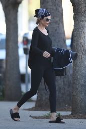 Lisa Rinna in Leggings - Leaves Yoga in Los Angeles