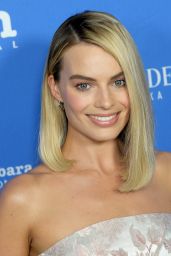 Margot Robbie - Receives the Outstanding Performers of the Year Award